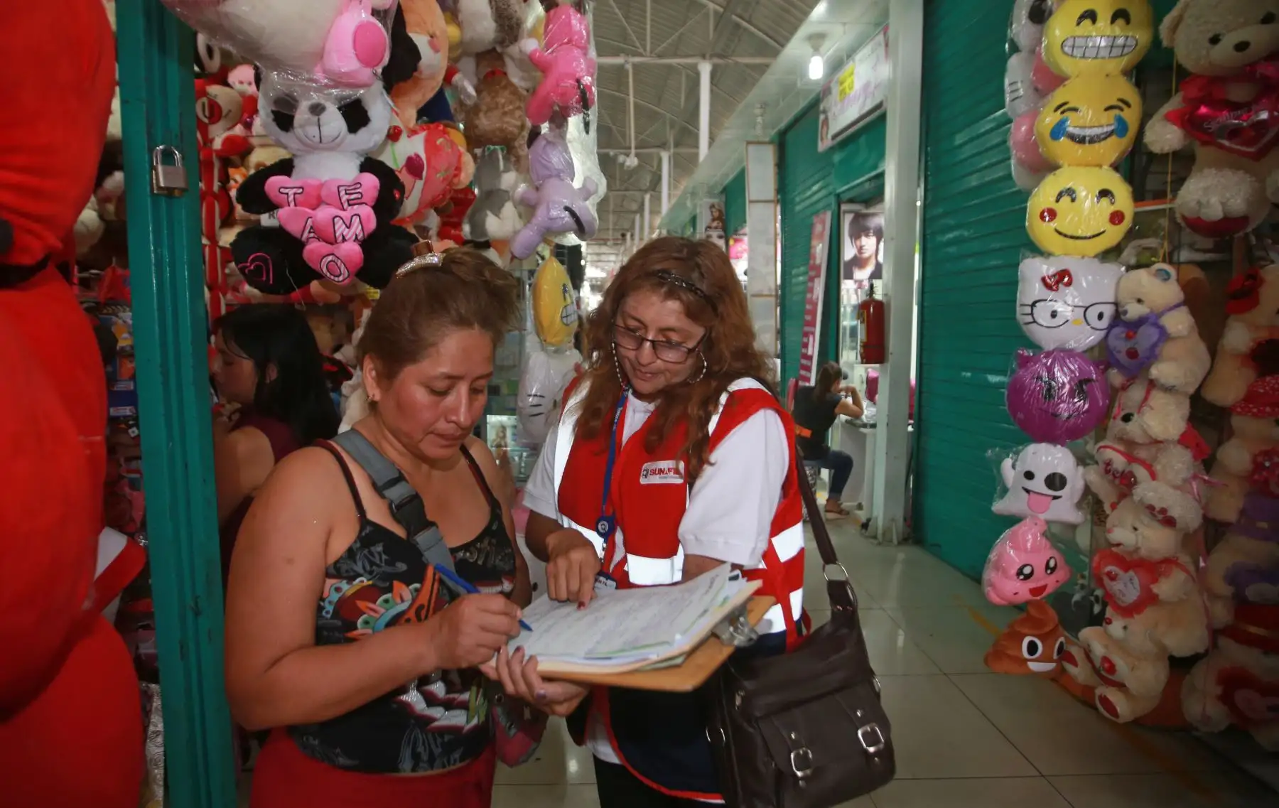 LIMA-PERÚ-FEBRERO-07. Ministerio de Trabajo y SUNAFIL, realizan operativo de orientación para contratación de trabajadores extranjeros en Independencia. Foto:ANDINA/ Jhony Laurente