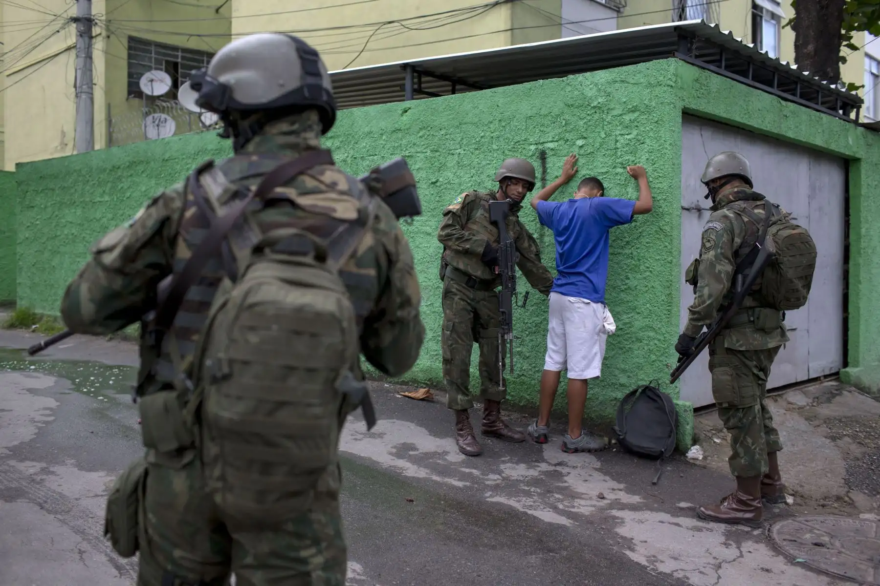 Soldados del ejército brasileño patrullan la favela "Ciudad de Dios" en Río de Janeiro para buscar y arrestar a sospechosos de narcotráfico. Foto: AFP