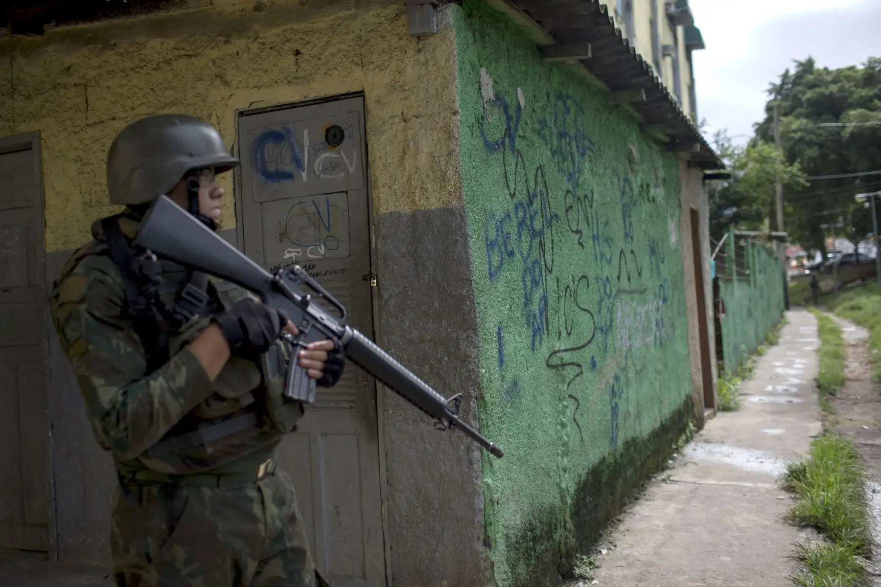 Soldados del ejército brasileño patrullan la favela "Ciudad de Dios" en Río de Janeiro para buscar y arrestar a sospechosos de narcotráfico. Foto: AFP
