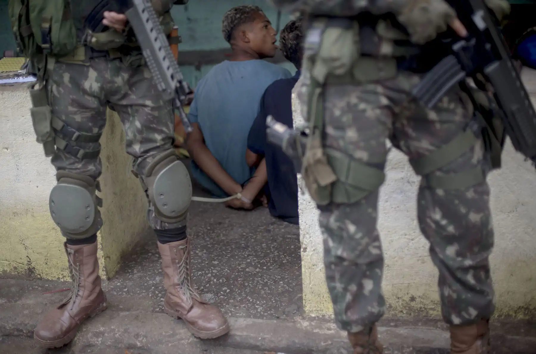 Soldados del ejército brasileño patrullan la favela "Ciudad de Dios" en Río de Janeiro para buscar y arrestar a sospechosos de narcotráfico. Foto: AFP