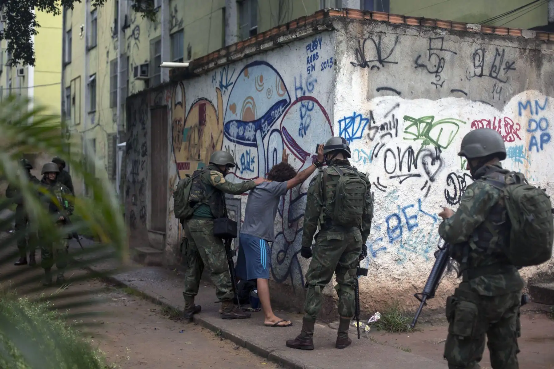 Soldados del ejército brasileño patrullan la favela "Ciudad de Dios" en Río de Janeiro para buscar y arrestar a sospechosos de narcotráfico. Foto: AFP