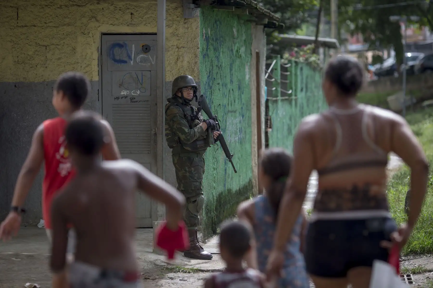 Soldados del ejército brasileño patrullan la favela "Ciudad de Dios" en Río de Janeiro para buscar y arrestar a sospechosos de narcotráfico. Foto: AFP