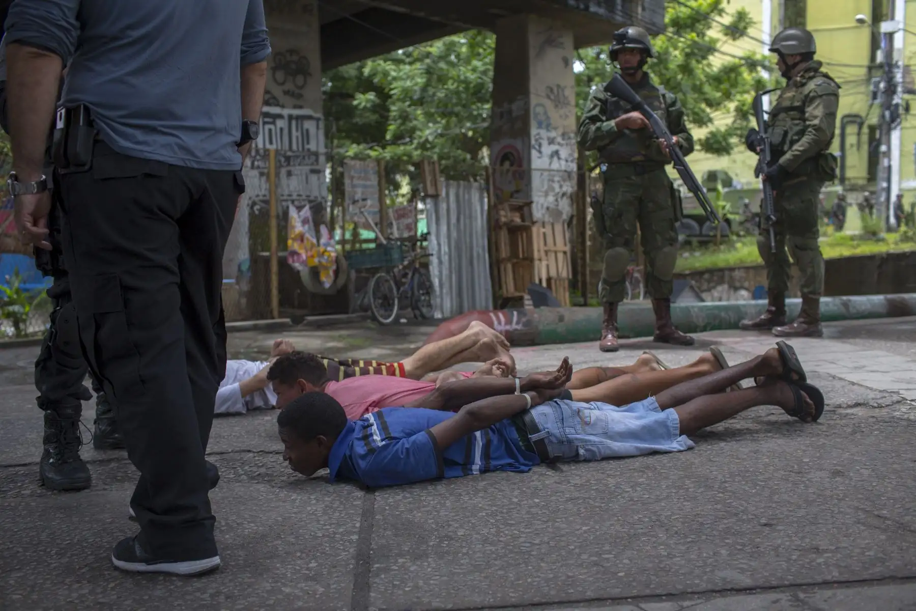 Soldados del ejército brasileño patrullan la favela "Ciudad de Dios" en Río de Janeiro para buscar y arrestar a sospechosos de narcotráfico. Foto: AFP