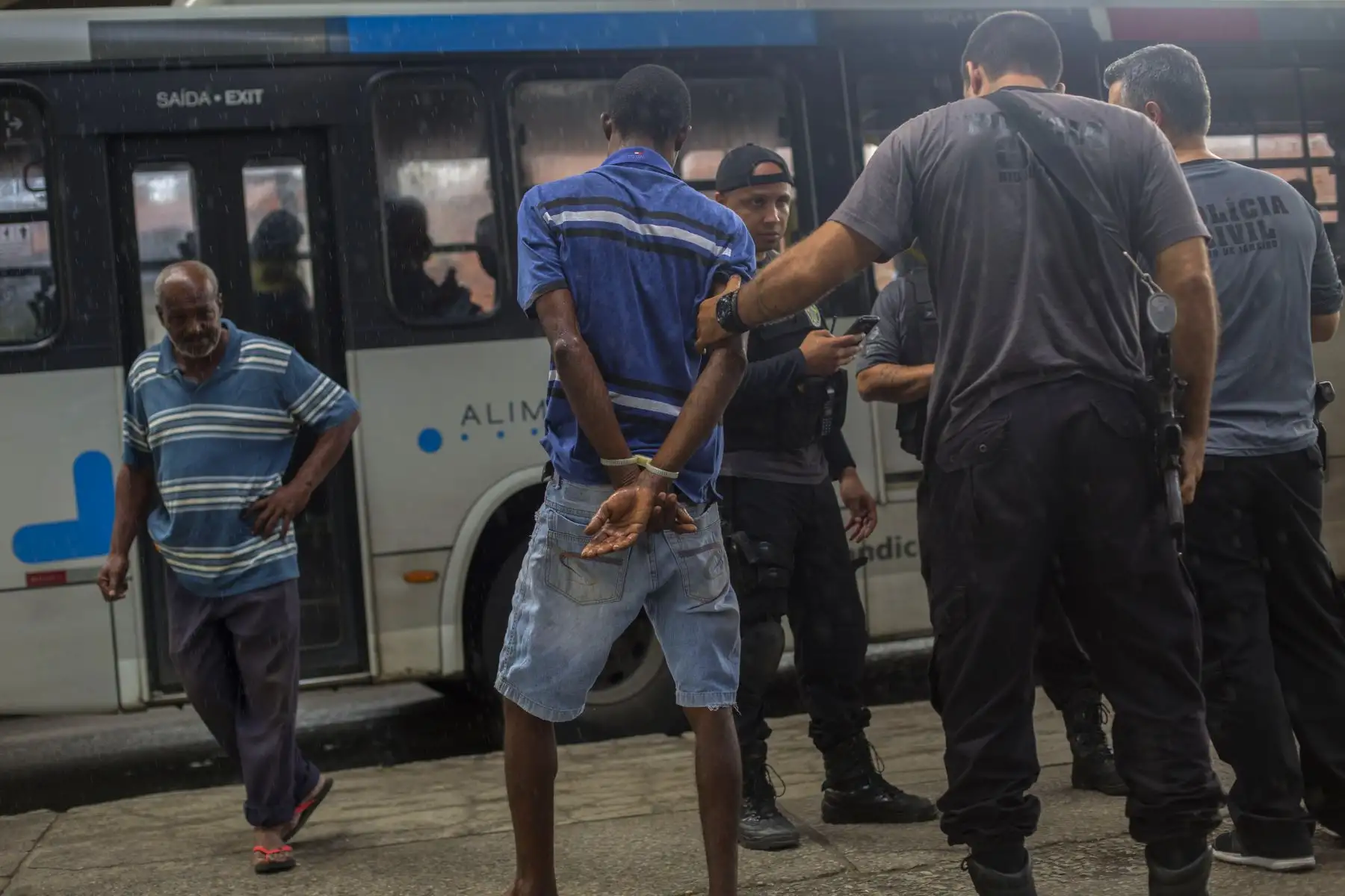 Soldados del ejército brasileño patrullan la favela "Ciudad de Dios" en Río de Janeiro para buscar y arrestar a sospechosos de narcotráfico. Foto: AFP