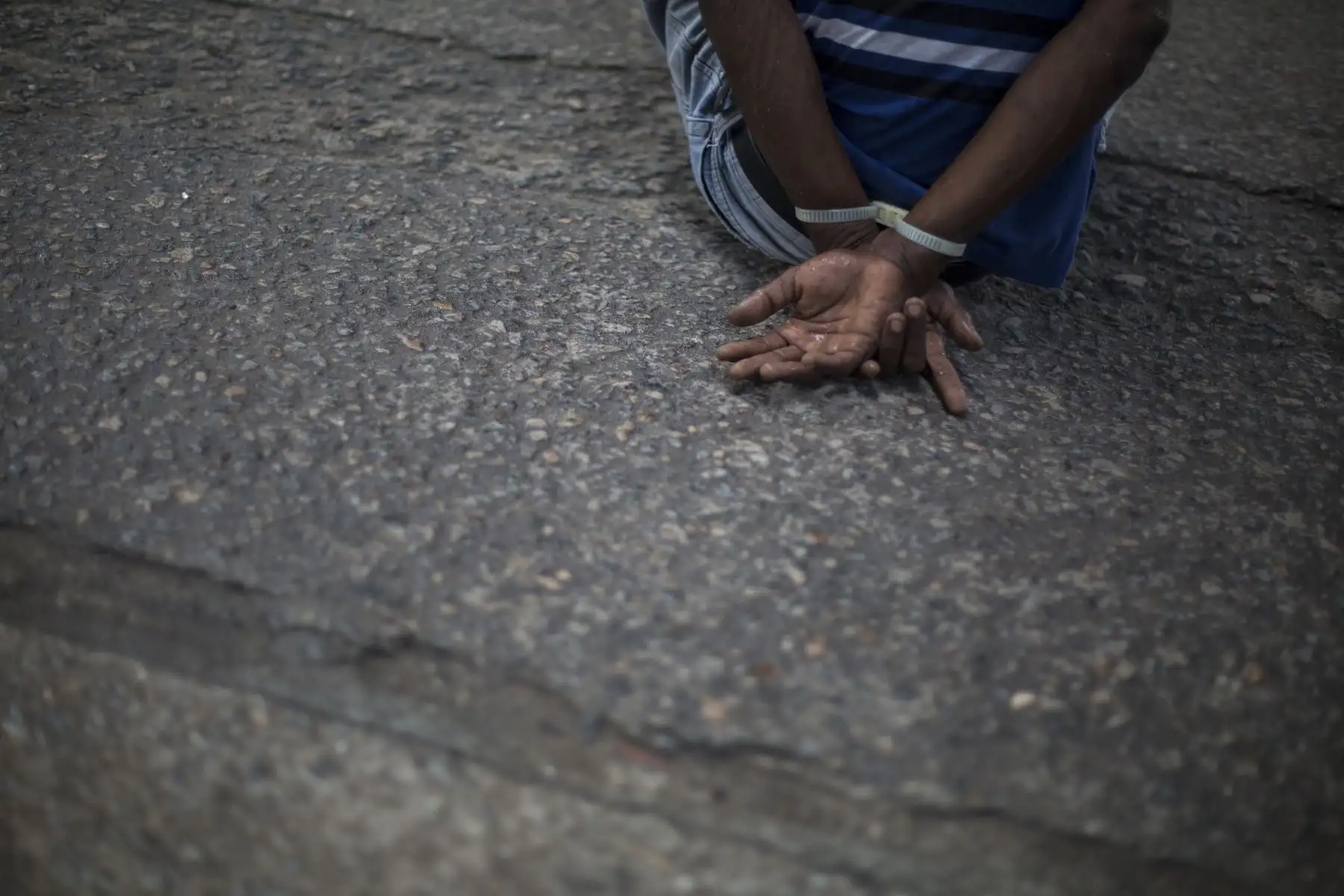 Soldados del ejército brasileño patrullan la favela "Ciudad de Dios" en Río de Janeiro para buscar y arrestar a sospechosos de narcotráfico. Foto: AFP