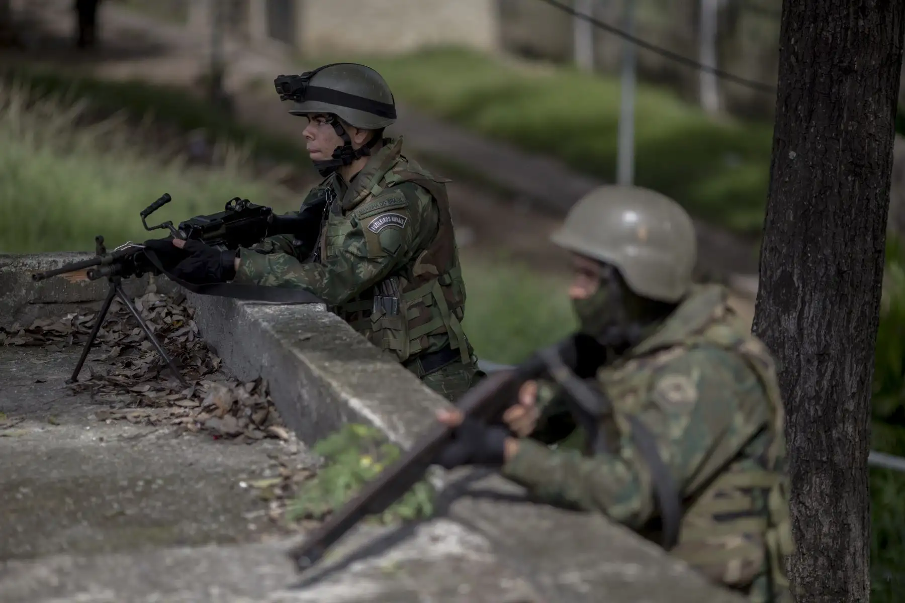 Soldados del ejército brasileño patrullan la favela "Ciudad de Dios" en Río de Janeiro para buscar y arrestar a sospechosos de narcotráfico. Foto: AFP