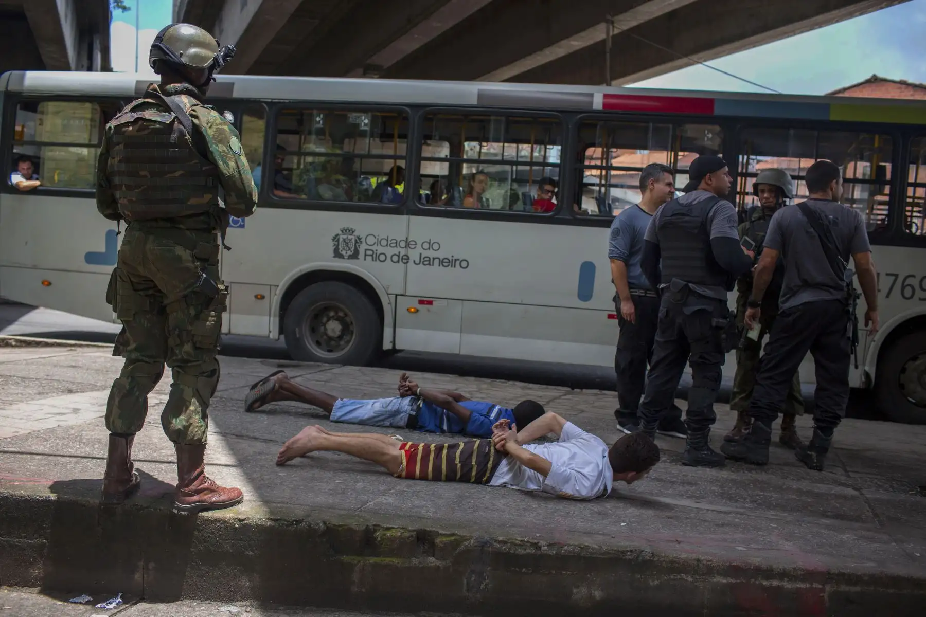 Soldados del ejército brasileño patrullan la favela "Ciudad de Dios" en Río de Janeiro para buscar y arrestar a sospechosos de narcotráfico. Foto: AFP