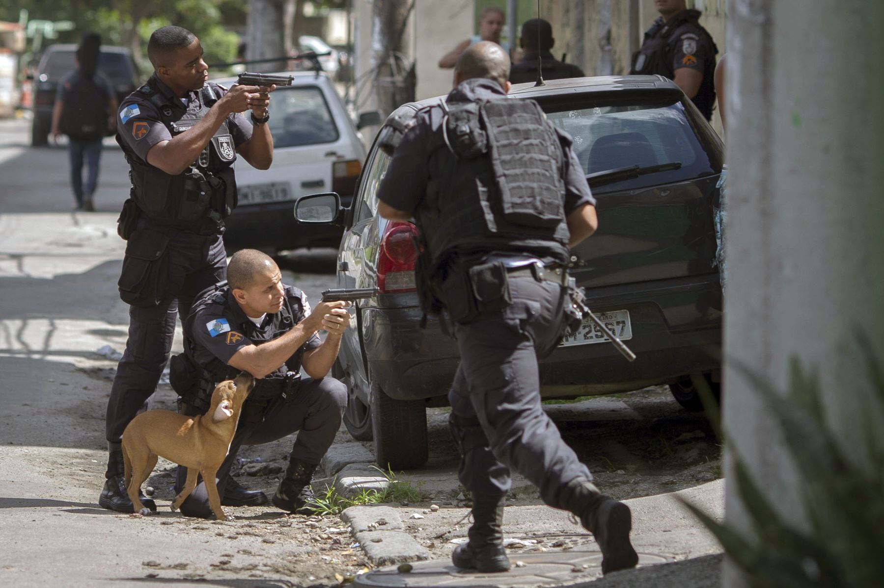 Militares y policías entran a favela de Río de Janeiro. Foto: AFP