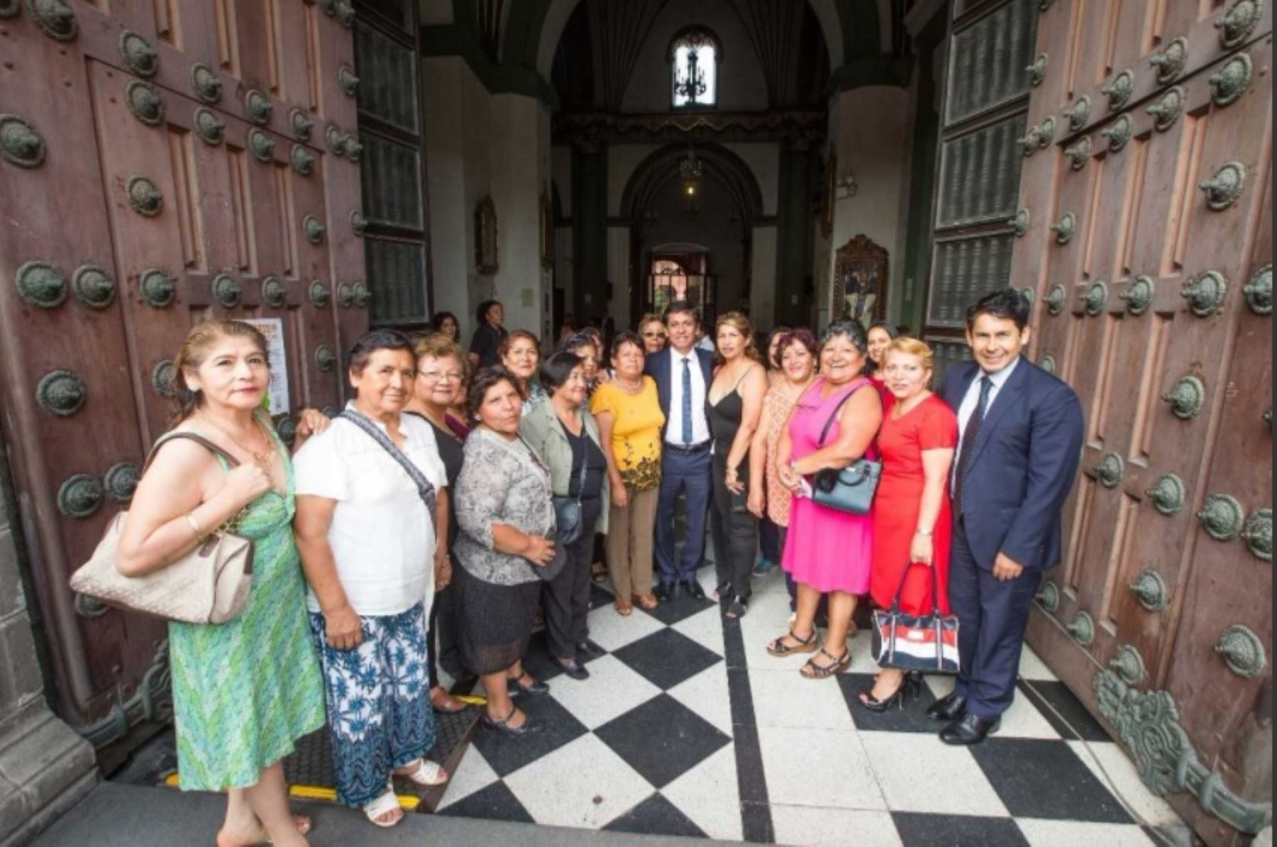 Ministro Jorge Meléndez con madres de los comedores populares