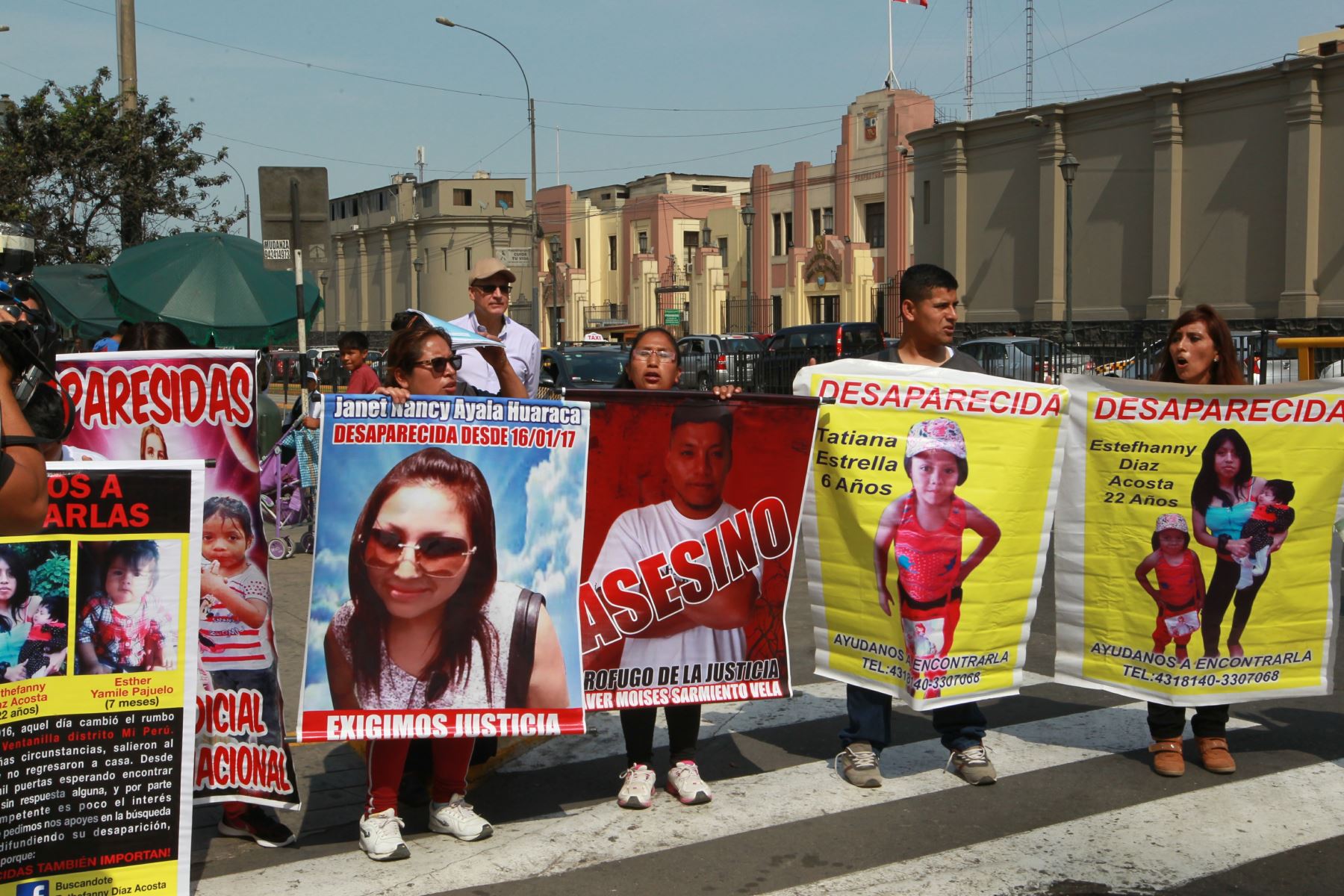 Familiares de mujeres, niñas y otros miembros desaparecidos realizan plantón frente a Dirincri. ANDINA/Dante Zegarra