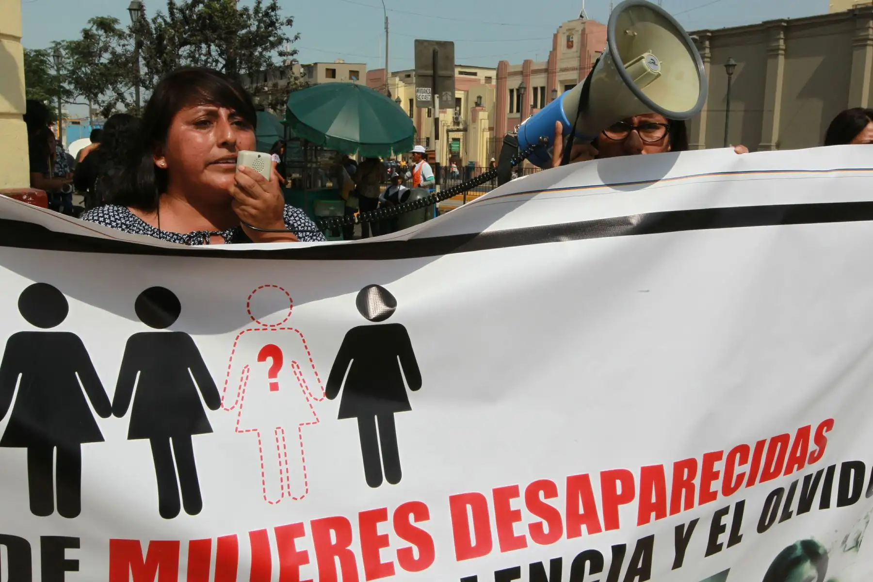 LIMA-PERÚ-FEBRERO-08. Familiares de mujeres y niños desaparecidos protestan frente a la DIRINCRI de la Av. España. Foto: ANDINA/Dante Zegarra