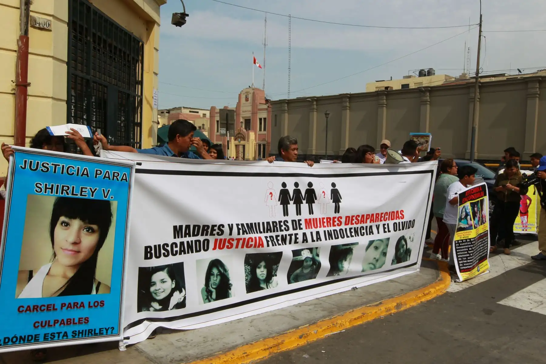 LIMA-PERÚ-FEBRERO-08. Familiares de mujeres y niños desaparecidos protestan frente a la DIRINCRI de la Av. España. Foto: ANDINA/Dante Zegarra