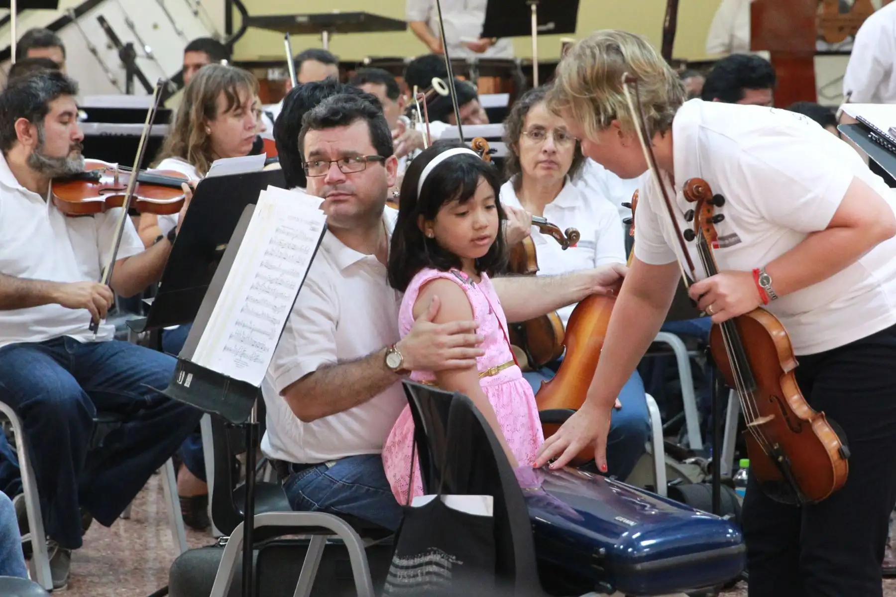 LIMA-PERÚ-FEBRERO-08. Los pequeños pacientes hospitalizados en el Instituto Nacional de Salud del Niño, disfrutaron de un gran despliegue de arte y música  de  la Orquesta Sinfónica Nacional. Foto :ANDINA/Dante Zegarra