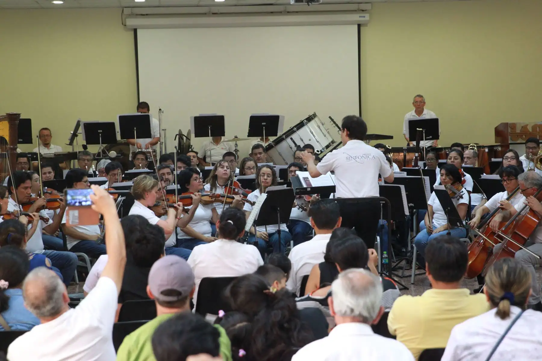 LIMA-PERÚ-FEBRERO-08. Los pequeños pacientes hospitalizados en el Instituto Nacional de Salud del Niño, disfrutaron de un gran despliegue de arte y música  de  la Orquesta Sinfónica Nacional. Foto :ANDINA/Dante Zegarra