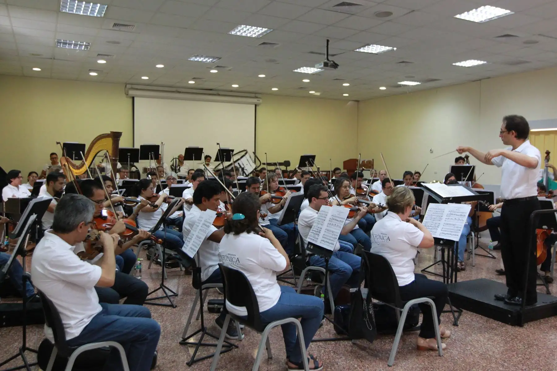 LIMA-PERÚ-FEBRERO-08. Los pequeños pacientes hospitalizados en el Instituto Nacional de Salud del Niño, disfrutaron de un gran despliegue de arte y música  de  la Orquesta Sinfónica Nacional. Foto :ANDINA/Dante Zegarra
