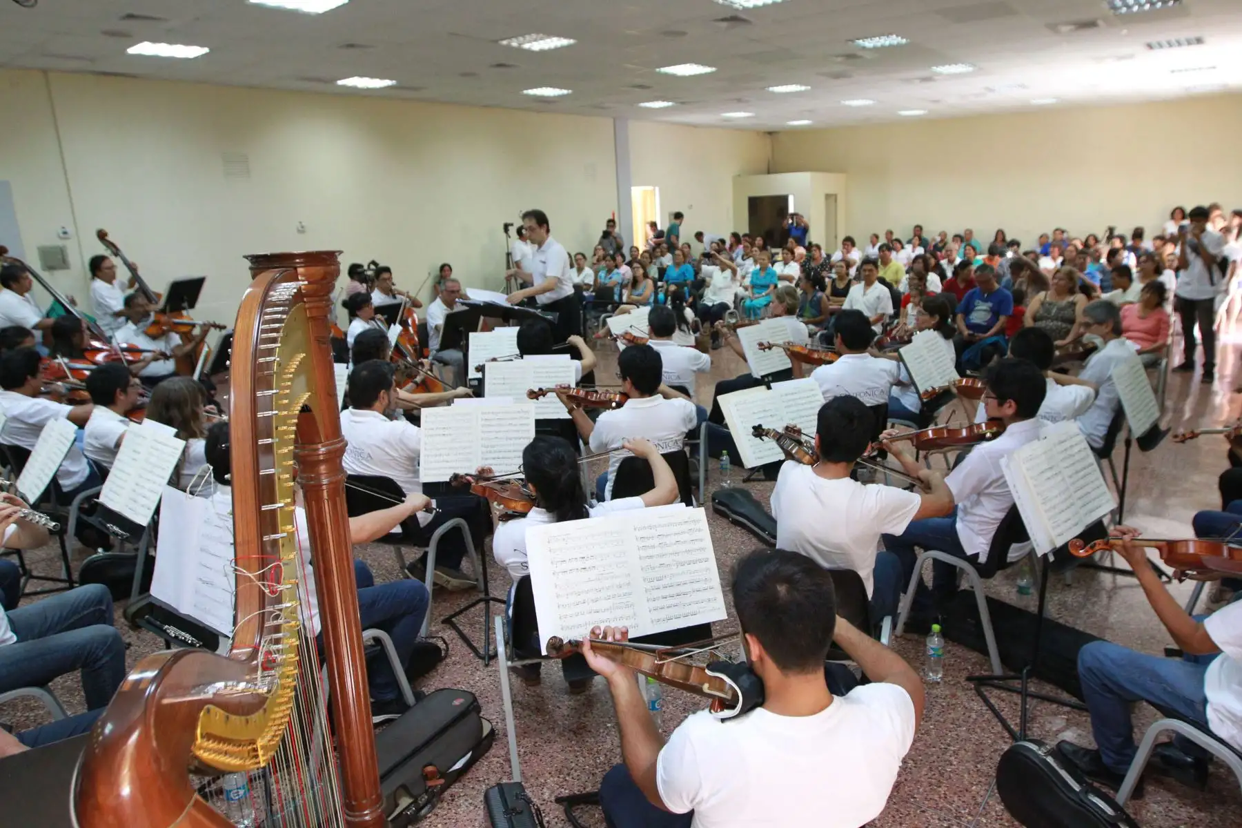LIMA-PERÚ-FEBRERO-08. Los pequeños pacientes hospitalizados en el Instituto Nacional de Salud del Niño, disfrutaron de un gran despliegue de arte y música  de  la Orquesta Sinfónica Nacional. Foto :ANDINA/Dante Zegarra