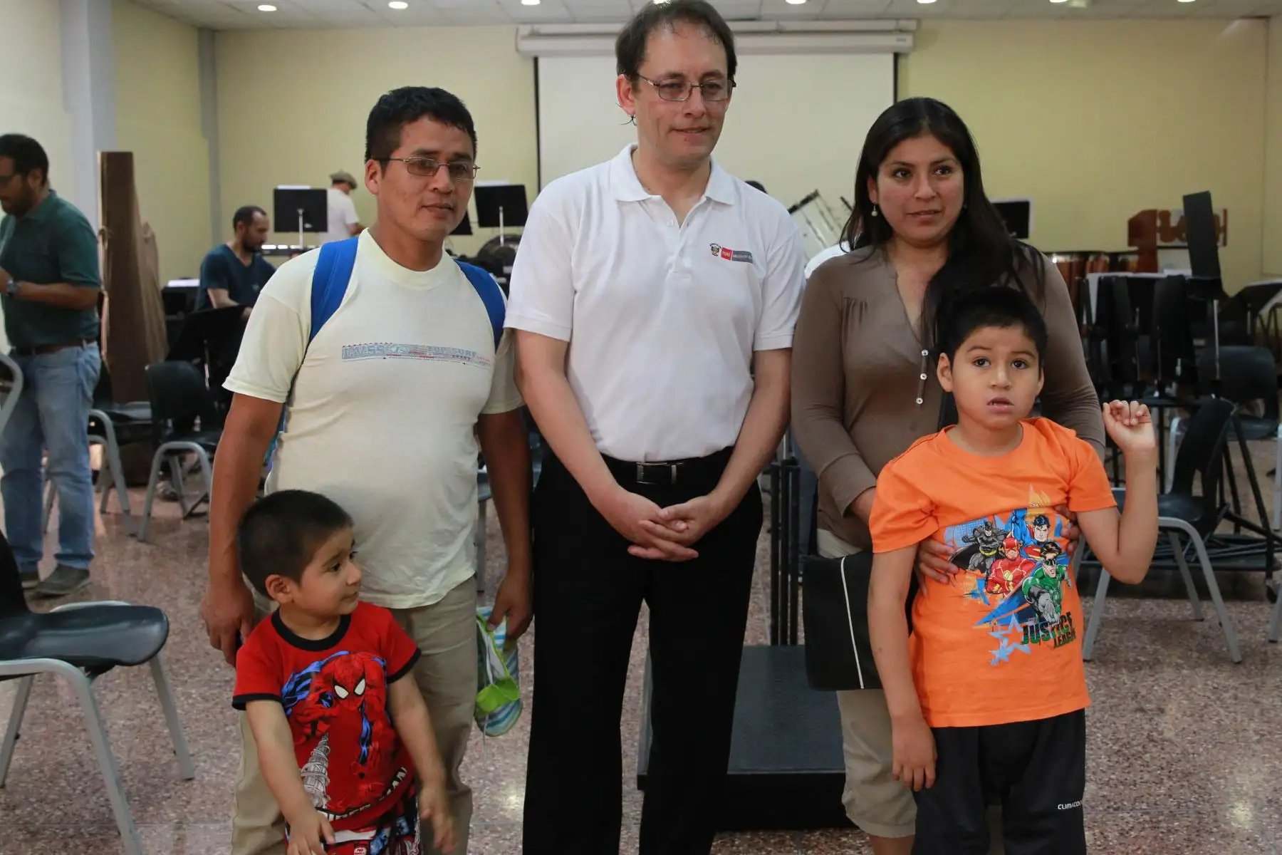LIMA-PERÚ-FEBRERO-08. Los pequeños pacientes hospitalizados en el Instituto Nacional de Salud del Niño, disfrutaron de un gran despliegue de arte y música  de  la Orquesta Sinfónica Nacional. Foto :ANDINA/Dante Zegarra
