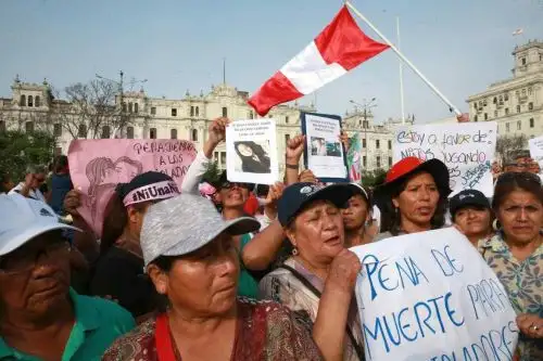 Asistentes a marcha piden pena de muerte para violadores sexuales. Foto: ANDINA. ANDINA/Jhony Laurente