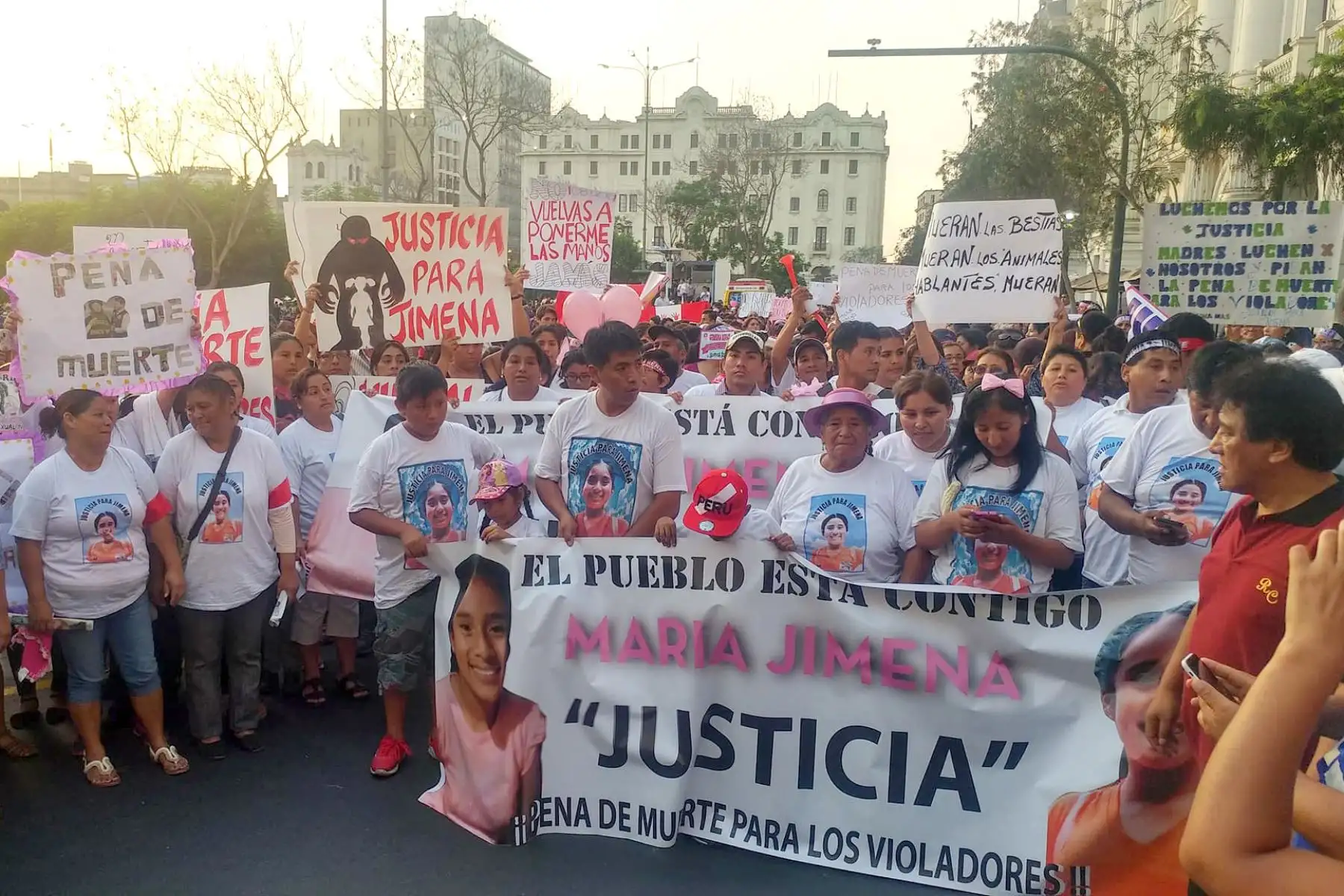 LIMA PERÚ - FEBRERO 08. Miles de personas salen a las calles en apoyo a la "Marcha Jimena renace". Foto: ANDINA/Jhony Laurente