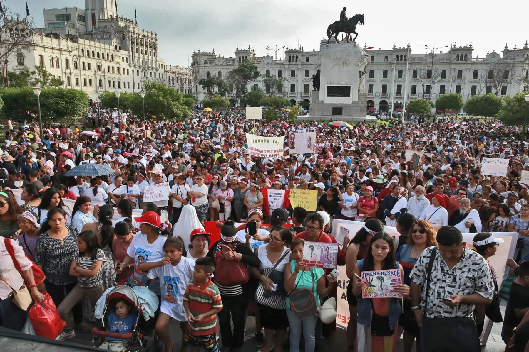 LIMA PERÚ - FEBRERO 08. Miles de personas salen a las calles en apoyo a la "Marcha Jimena renace". Foto: ANDINA/Jhony Laurente