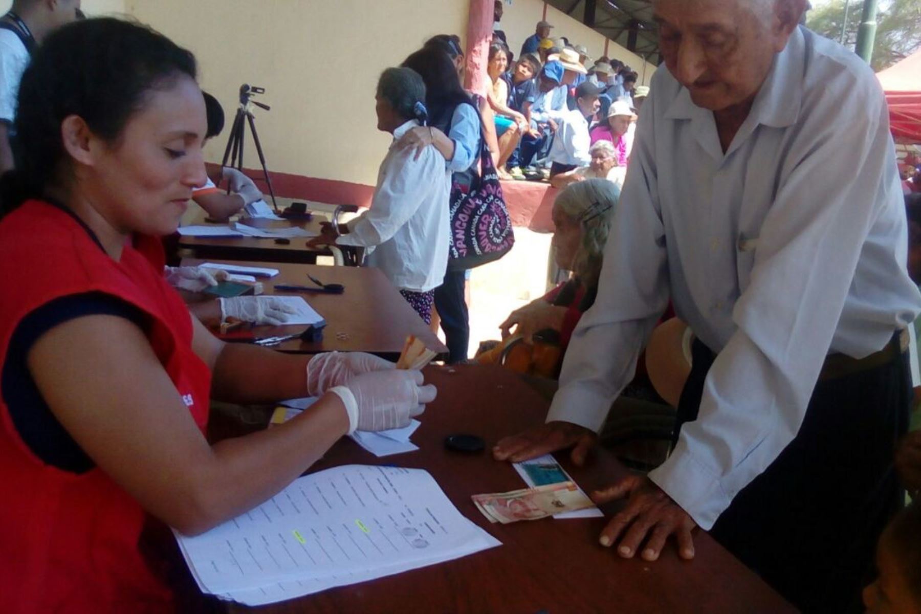 Usuarios de zonas de frontera en Piura reciben pagos de Pensión 65. ANDINA/Difusión