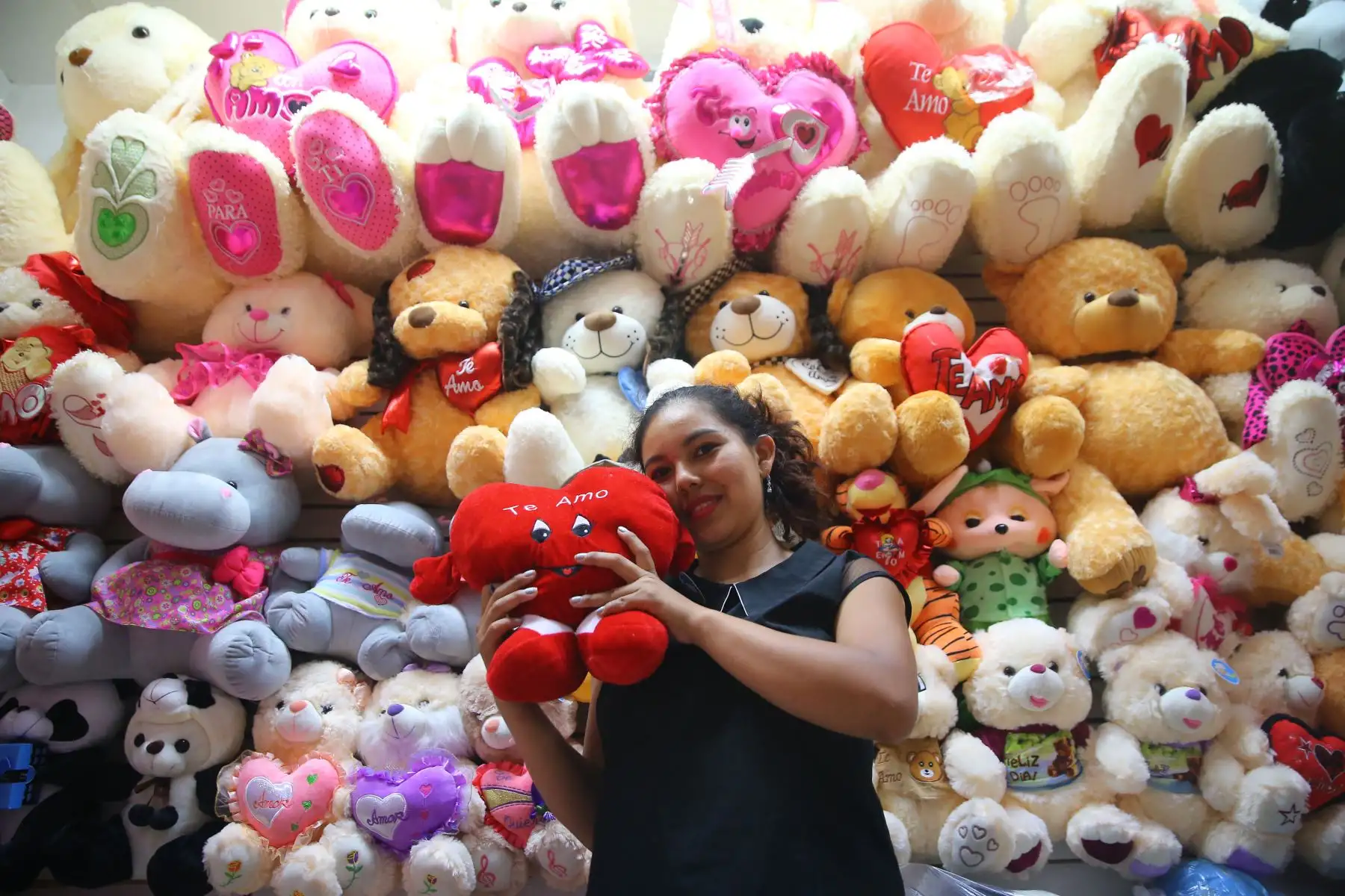 LIMA,PERÚ.FEBRERO 09. Venta de regalos por el día de San Valentín.Foto:Andina/Luis Iparraguirre