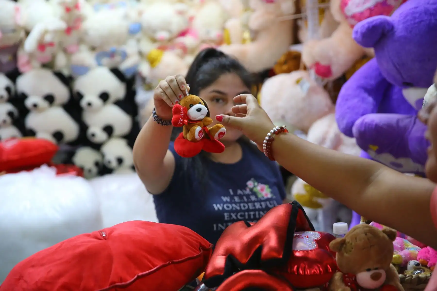 LIMA,PERÚ.FEBRERO 09. Venta de regalos por el día de San Valentín.Foto:Andina/Luis Iparraguirre