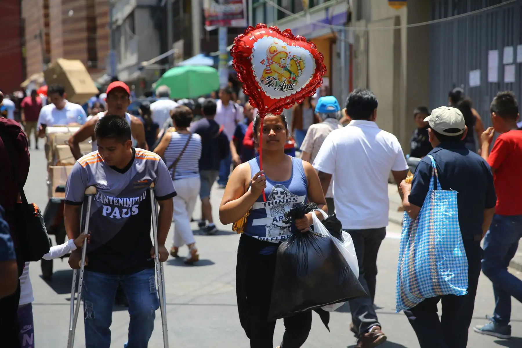 LIMA,PERÚ.FEBRERO 09. Venta de regalos por el día de San Valentín.Foto:Andina/Luis Iparraguirre