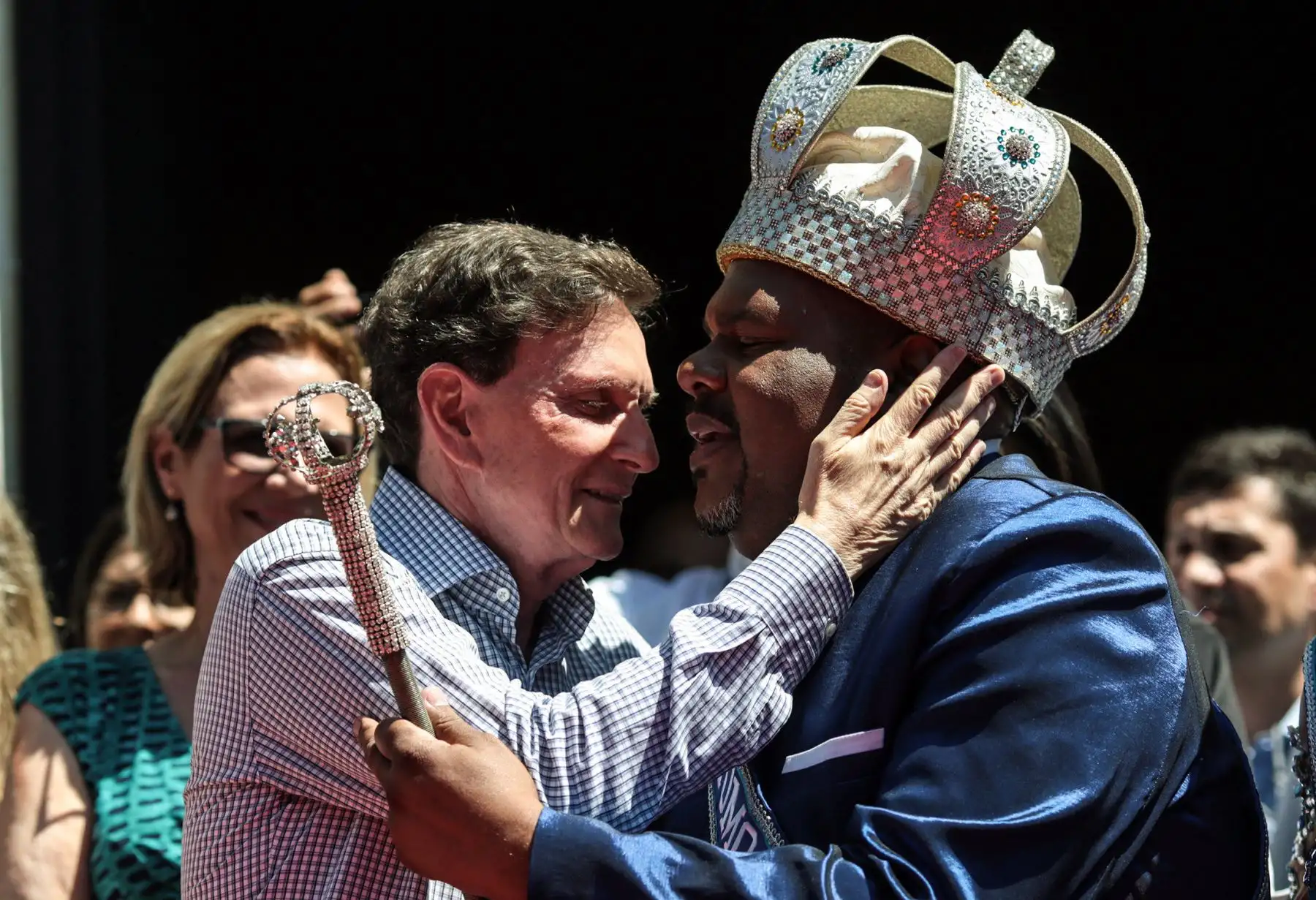 El Rey Momo celebra tras recibir las llaves de la ciudad que marca el inicio de cinco días de carnaval en Río de Janeiro. Foto: EFE