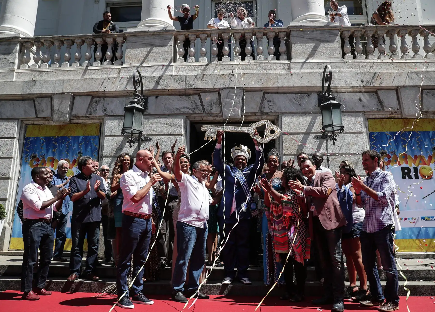 El Rey Momo celebra tras recibir las llaves de la ciudad que marca el inicio de cinco días de carnaval en Río de Janeiro. Foto: EFE