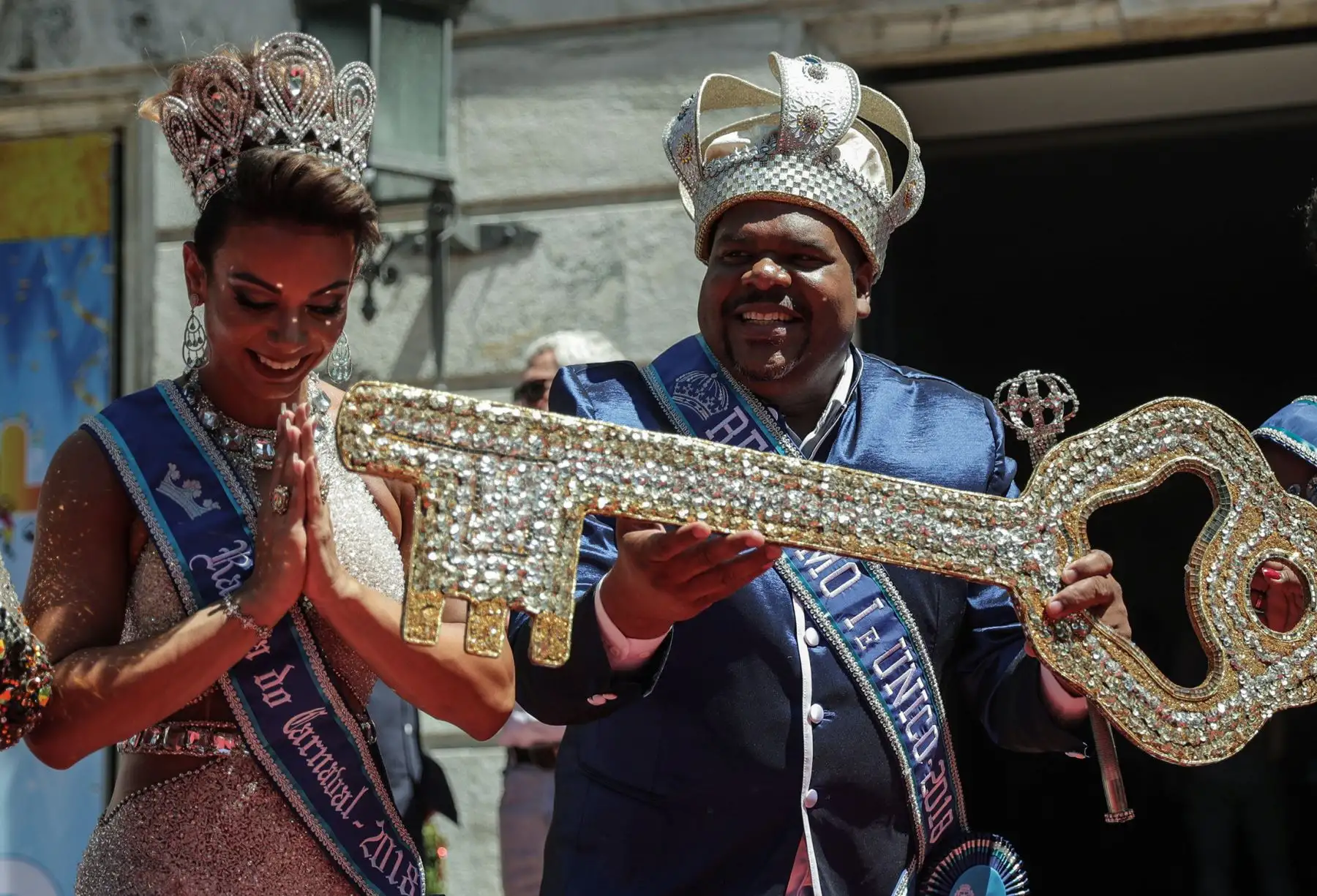 El Rey Momo celebra tras recibir las llaves de la ciudad que marca el inicio de cinco días de carnaval en Río de Janeiro. Foto: EFE