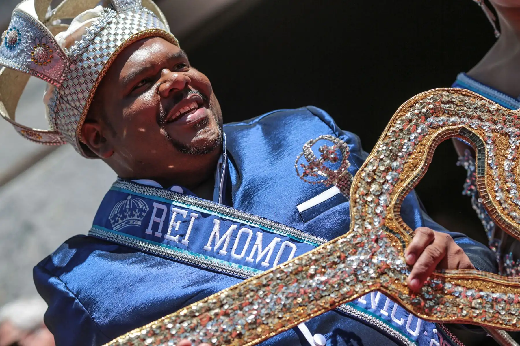 El Rey Momo celebra tras recibir las llaves de la ciudad que marca el inicio de cinco días de carnaval en Río de Janeiro. Foto: EFE