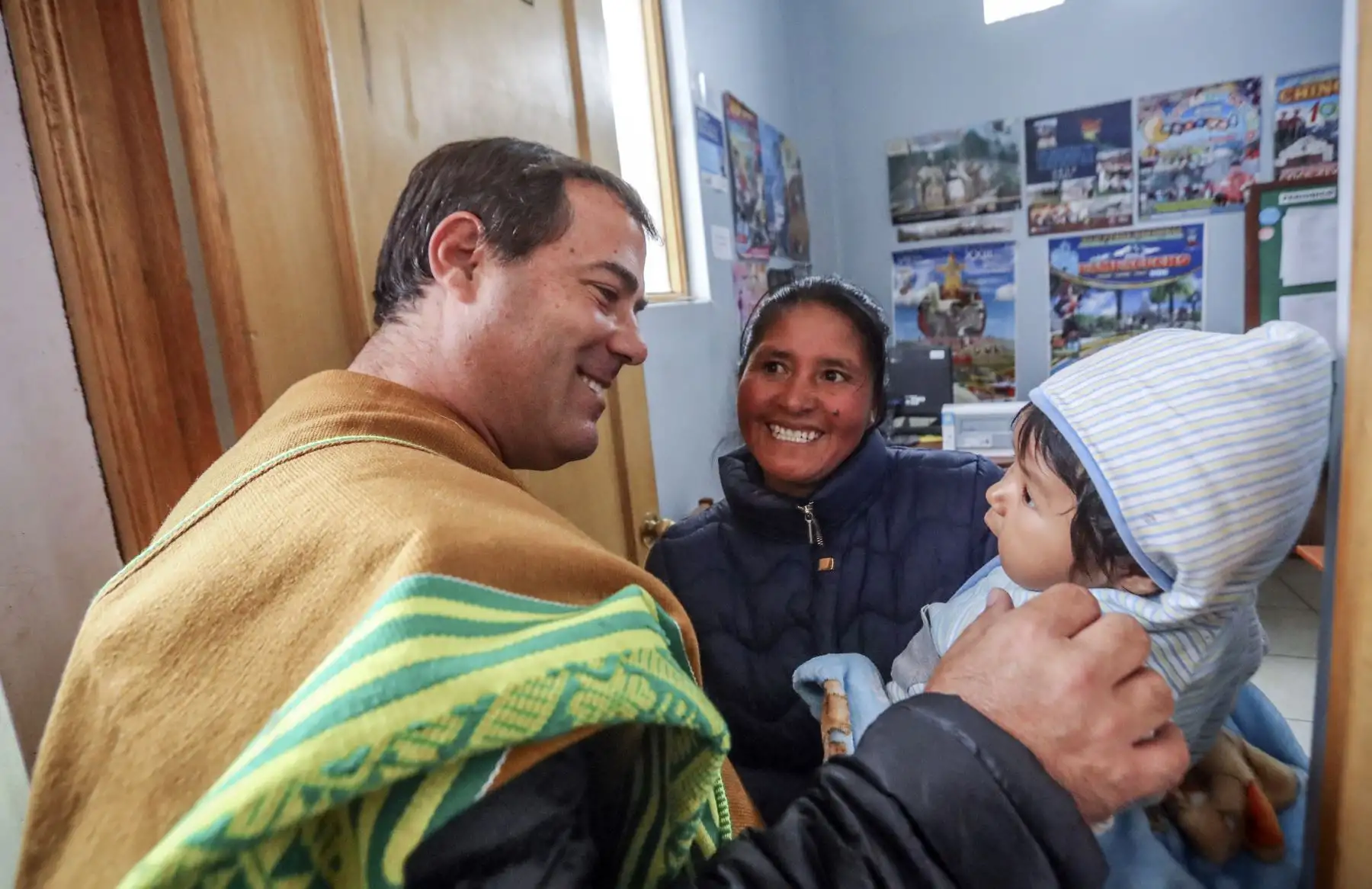 Titular del MTC, Bruno Giuffra con pobladores de Chinchero, en el Cusco. Foto: ANDINA/ MTC
