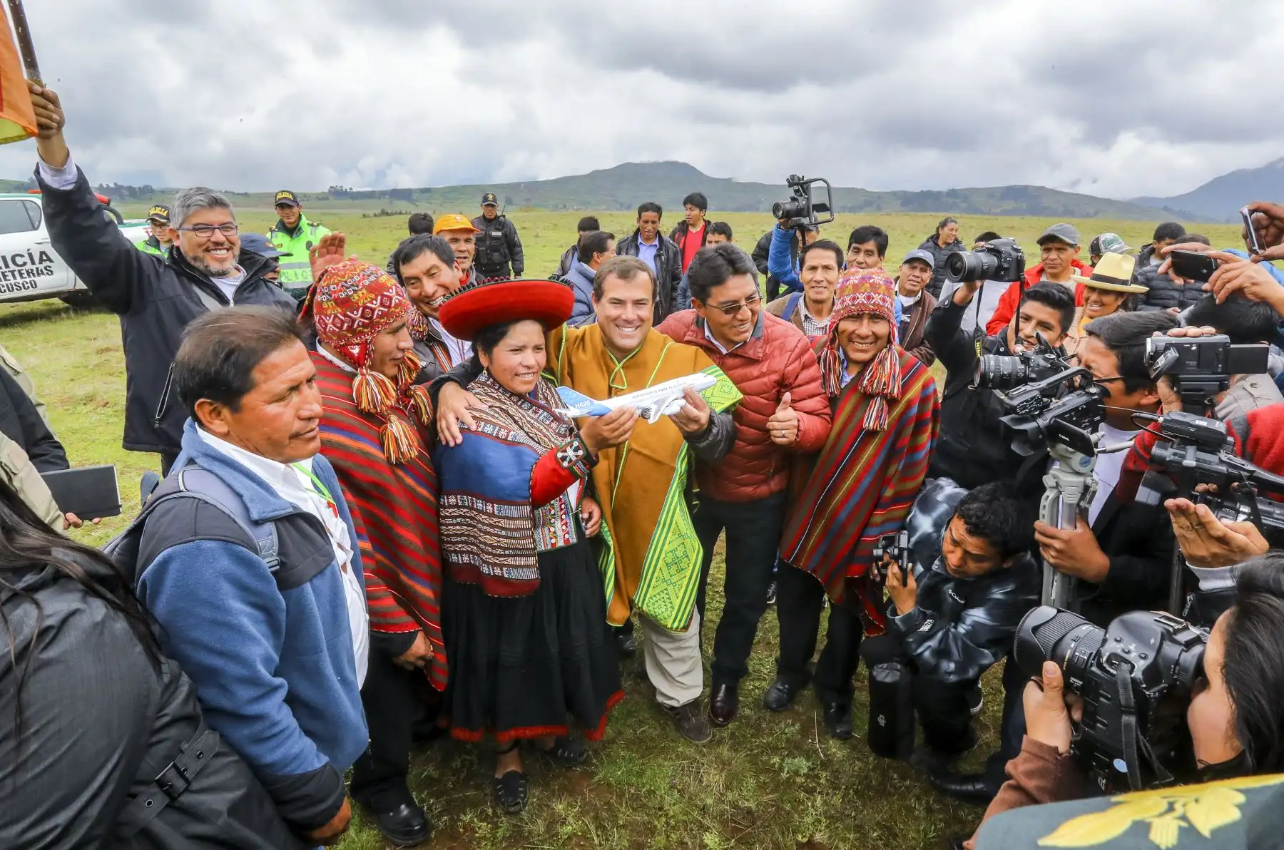 Firma del acta de reversión de tierras por parte de la empresa Kuntur Wasi en favor del ministerio de Transportes donde se construirá el nuevo Aeropuerto Internacional de Chinchero, en el Cusco. Foto: ANDINA/ MTC