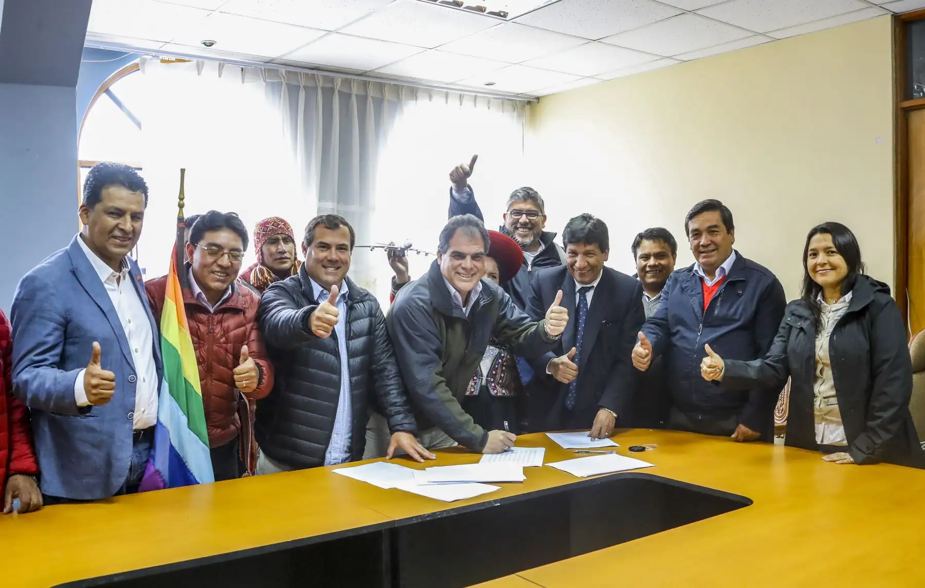 Firma del acta de reversión de tierras por parte de la empresa Kuntur Wasi en favor del ministerio de Transportes donde se construirá el nuevo Aeropuerto Internacional de Chinchero, en el Cusco. Foto: ANDINA/ MTC