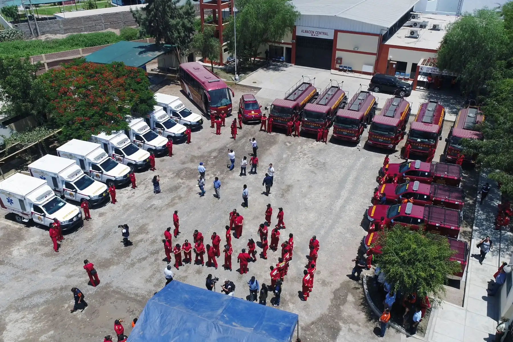 Los bomberos de Ica reciben 19 vehículos donados por Gobierno Regional. Foto: Cortesía: Genry Emerson Bautista