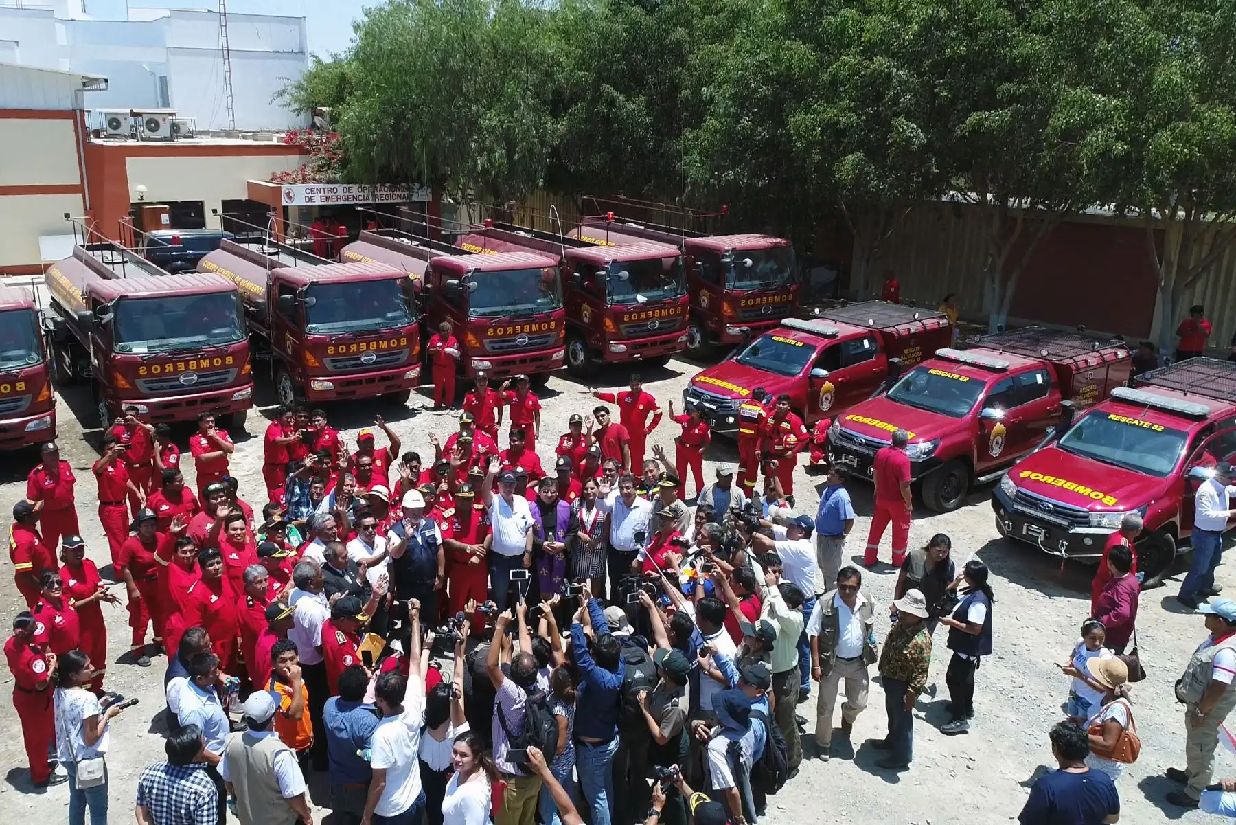 Los bomberos de Ica reciben 19 vehículos donados por Gobierno Regional. Foto: Cortesía: Genry Emerson Bautista