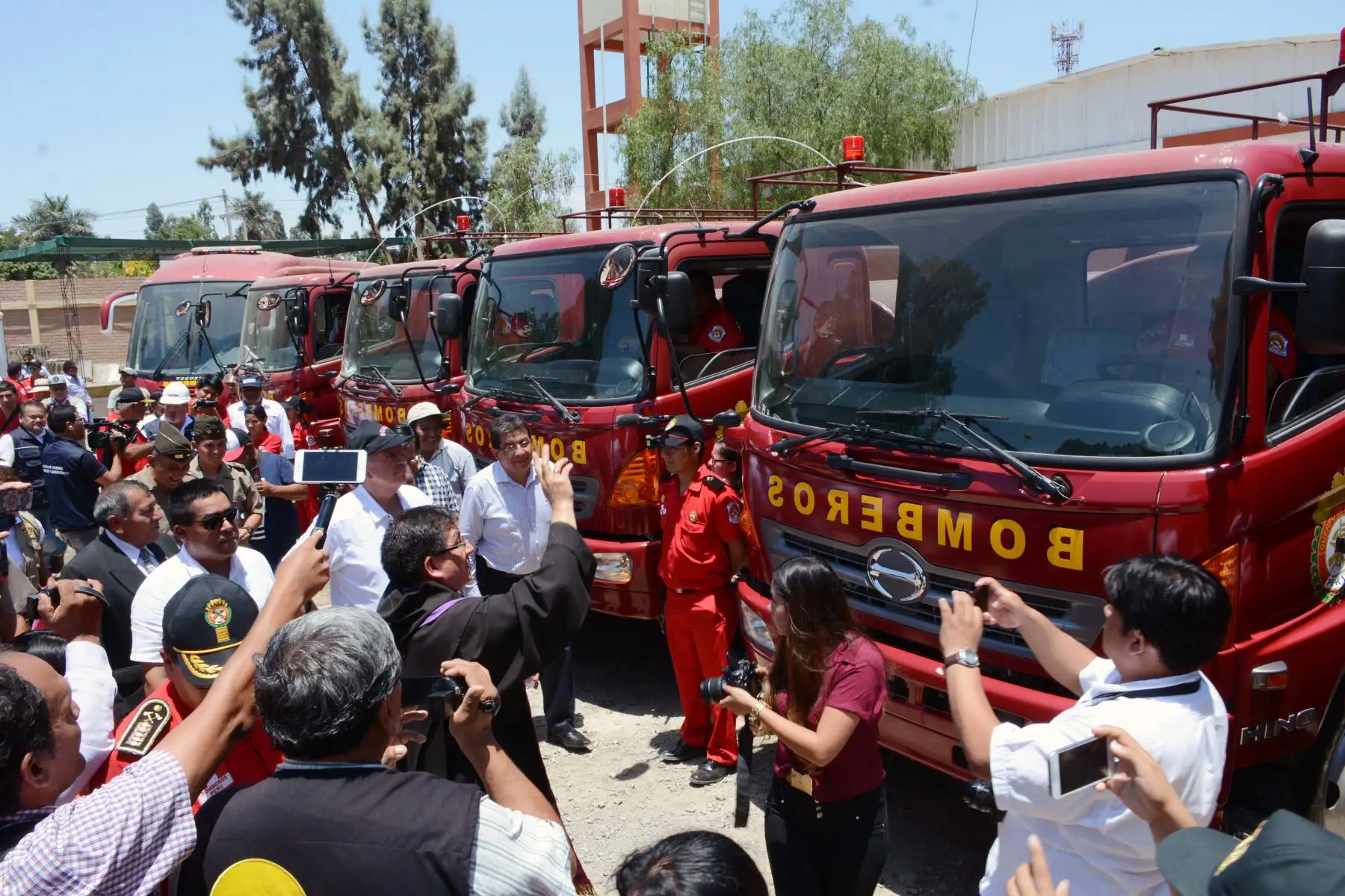Los bomberos de Ica reciben 19 vehículos donados por Gobierno Regional. Foto: Cortesía: Genry Emerson Bautista