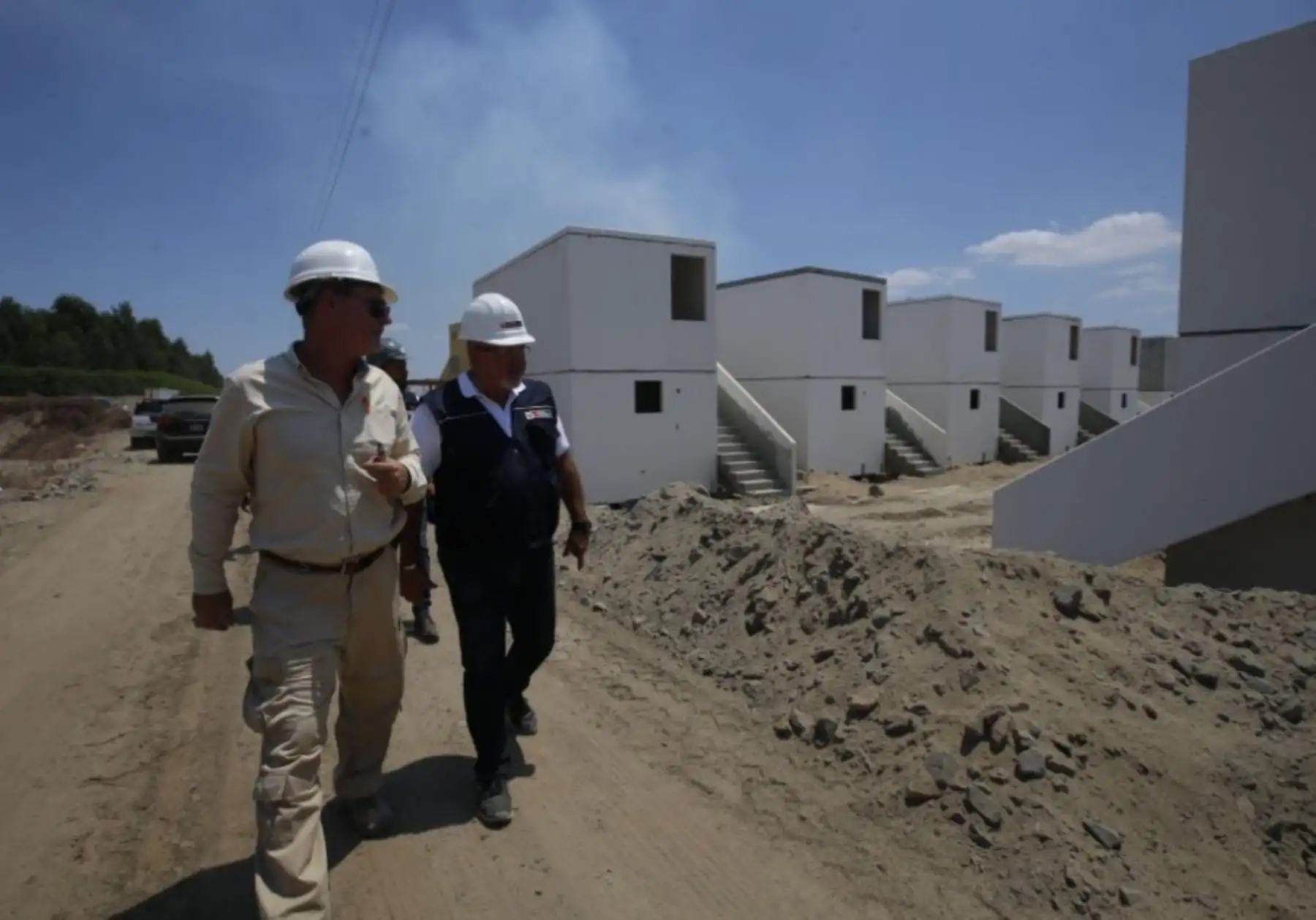 El ministro de Vivienda, Construcción y Saneamiento, Carlos Bruce, dio inicio hoy en la región Ica la construcción de viviendas ecoamigables que contarán con termas solares. Se trata de la VI etapa de la Urbanización Los Huarangos que tendrá una inversión aproximada de 10 millones de soles.
