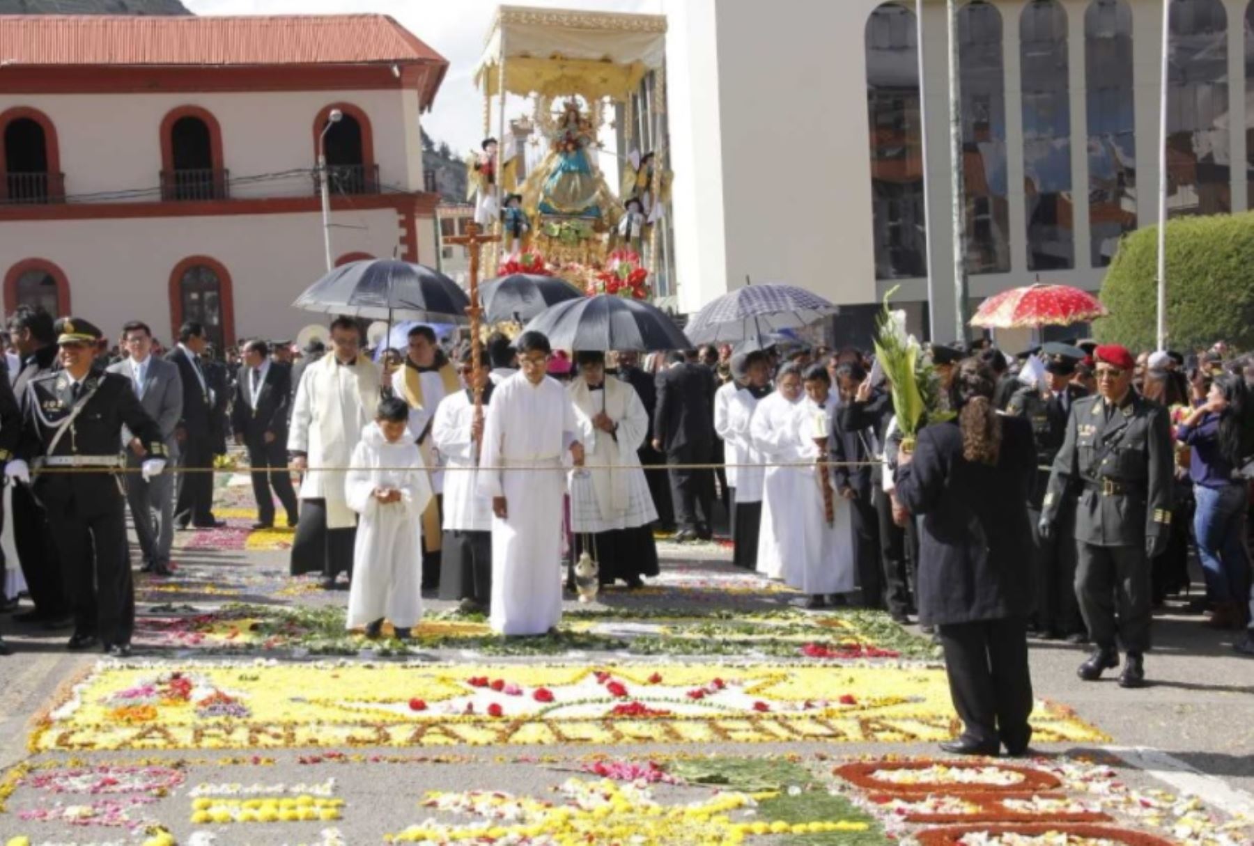 Con una participación multitudinaria de fieles católicos y las autoridades de Puno empezaron los actos celebratorios en honor a la “octava” de la festividad de la Virgen de la Candelaria, en el que destaca la participación de los conjuntos de trajes de luces.
