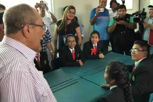 El ministro de Educación, Idel Vexler Talledo, reveló hoy que su sector invierte alrededor de 6,500 dólares en la formación de cada uno de los estudiantes de los Colegios de Alto Rendimiento (COAR) que existen a escala nacional, lo que demuestra el compromiso con una educación de calidad.