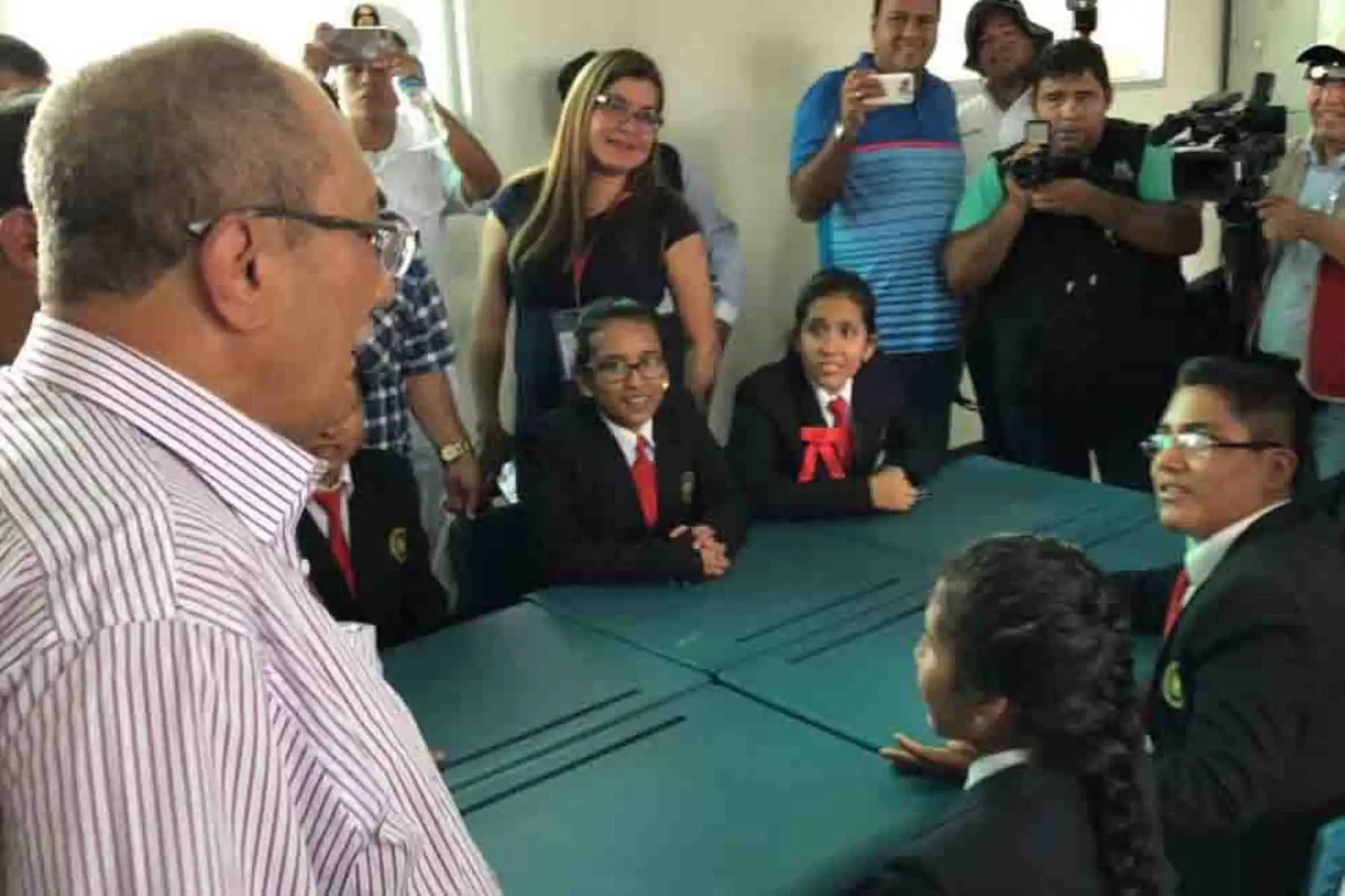 El ministro de Educación, Idel Vexler Talledo, reveló hoy que su sector invierte alrededor de 6,500 dólares en la formación de cada uno de los estudiantes de los Colegios de Alto Rendimiento (COAR) que existen a escala nacional, lo que demuestra el compromiso con una educación de calidad.