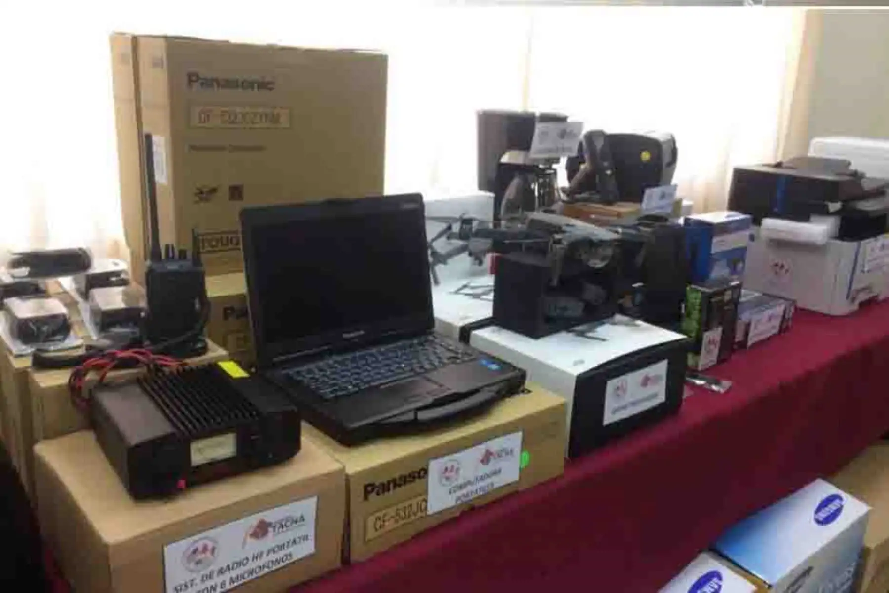 El Centro de Operaciones de Emergencia Regional (COER) del departamento de Tacna recibió una donación de equipos de comunicaciones para reforzar el sistema de información y monitoreo de las emergencias en la región.
