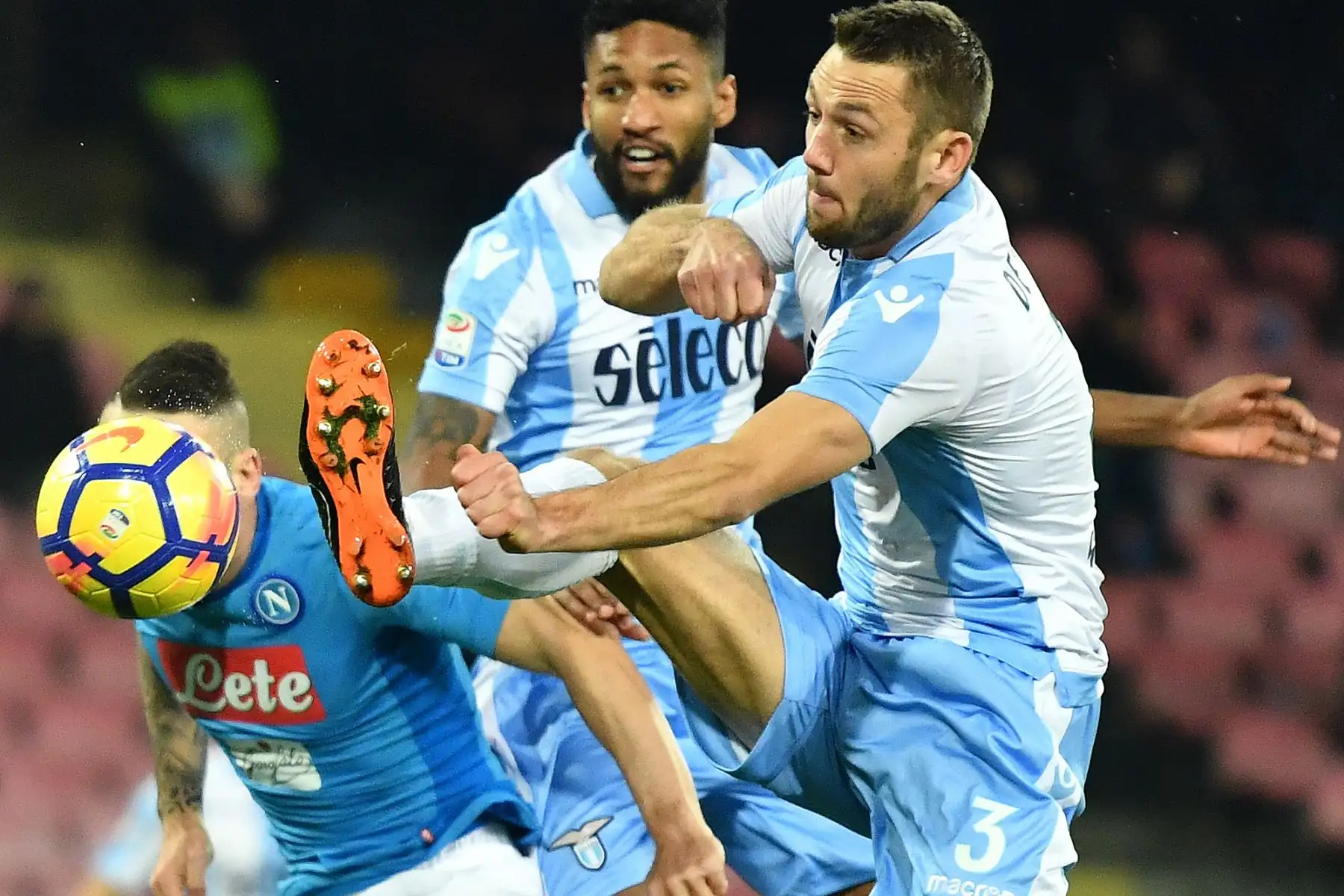 Partido de fútbol italiano Serie A Napoli contra Lazio, en el estadio San Paolo de Nápoles.Foto.AFP