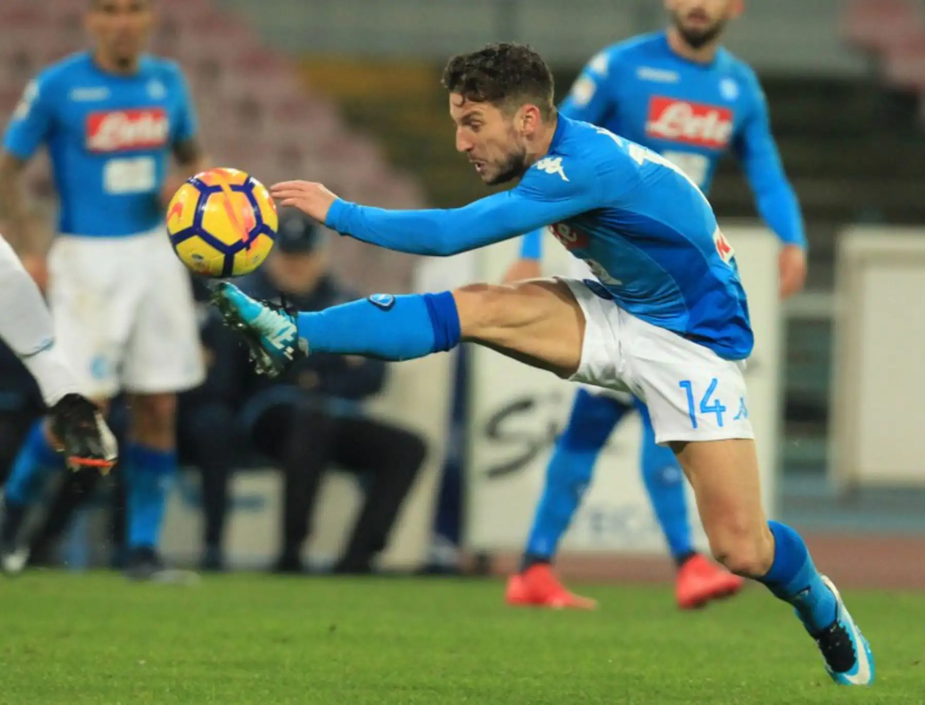 Partido de fútbol italiano Serie A Napoli contra Lazio, en el estadio San Paolo de Nápoles.Foto.AFP