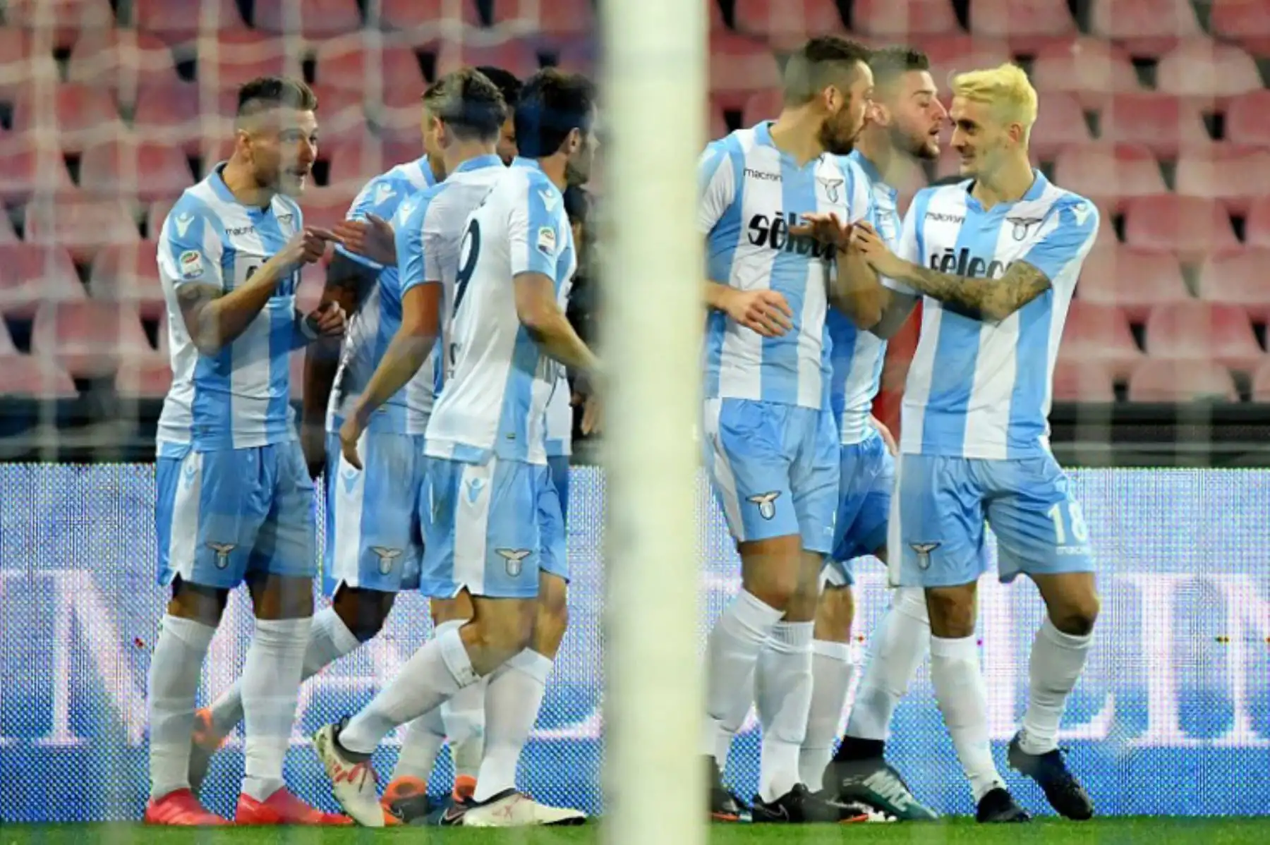 Partido de fútbol italiano Serie A Napoli contra Lazio, en el estadio San Paolo de Nápoles.Foto.AFP