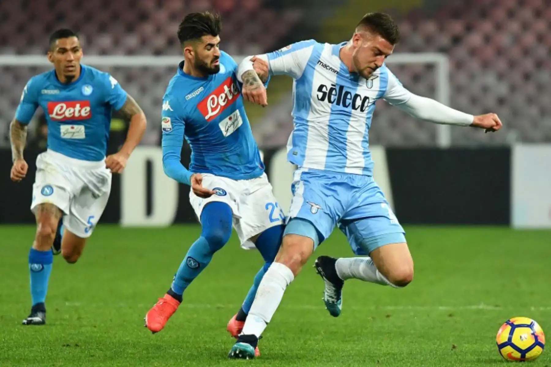 Partido de fútbol italiano Serie A Napoli contra Lazio, en el estadio San Paolo de Nápoles.Foto.AFP