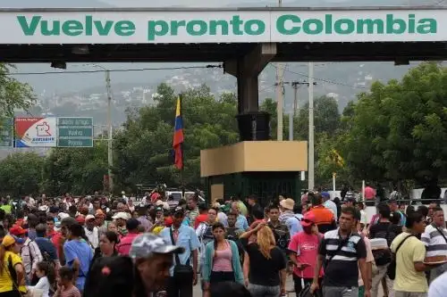 Venezolanos cruzan la frontera con Colombia para comprar alimentos.