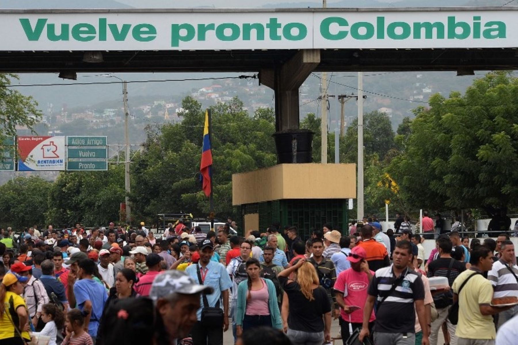 Venezolanos cruzan la frontera con Colombia para comprar alimentos.