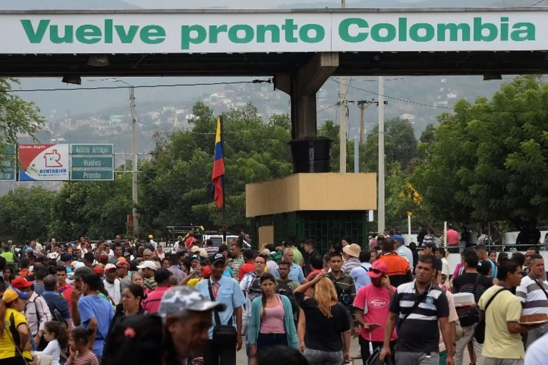 Venezolanos cruzan la frontera con Colombia para comprar alimentos.